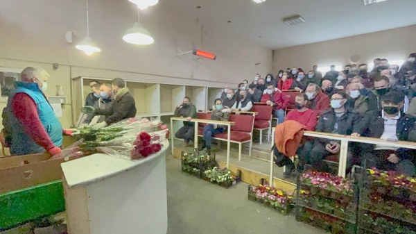       Sevgililer Günü öncesi Eskişehir’de düzenlenen çiçek mezatına