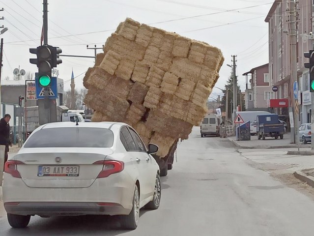 Şuhut’ta saman balyası yüklü