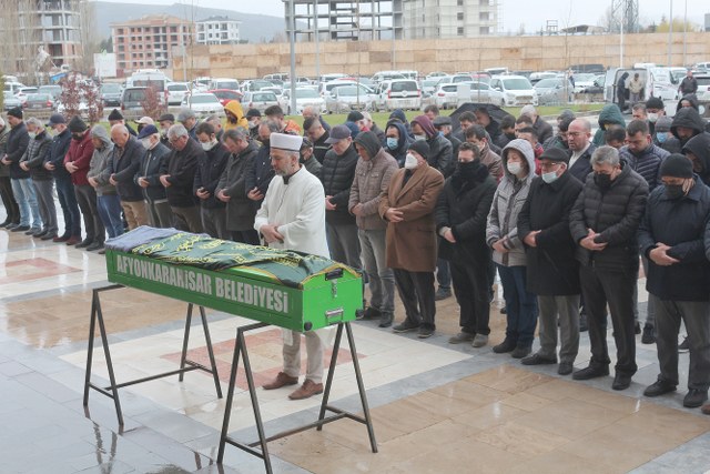 İş insanı Kadir Sevimli vefat etti Afyonkarahisar’dayayın sektöründe gazete dağıtım işlerini yürüten Kadir Sevimli hayatını kaybetti.