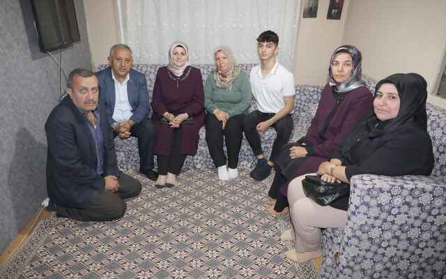 Başkan Zeybek, ihtiyaç sahibi  aileleri evlerinde ziyaret ediyor