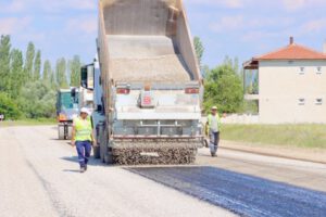 İl Özel İdaresi ekipleri asfalt çalışmaları yapıyor