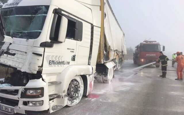 Kaza, Afyonkarahisar-Antalya karayolunu trafiğe kapattı