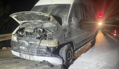 Ankara yolunda minibüs yandı