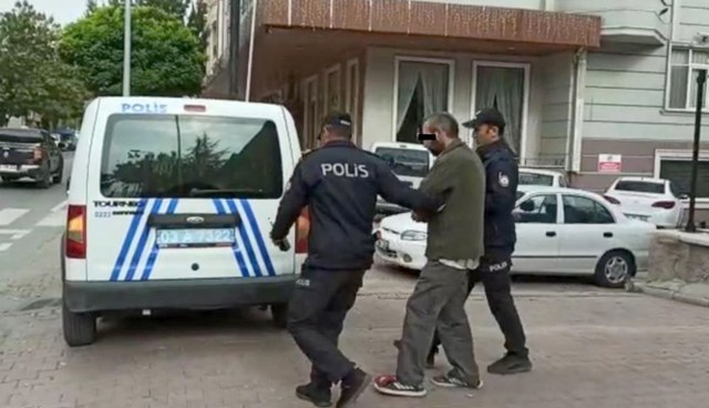       Afyonkarahisar’da güvenlik kameralarına aldırmadan dönerciden ayran, telefoncudan