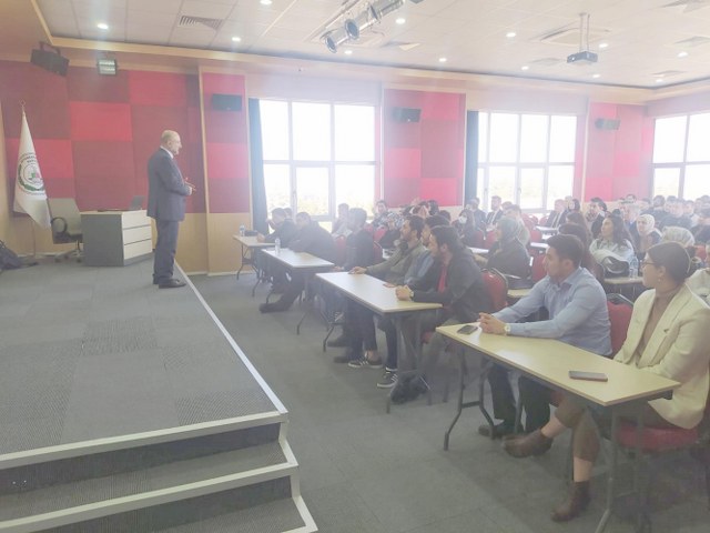 Şahin’den ‘Avukat Adaylarına Tavsiyeler’ dersi Afyonkarahisar Barosu’nun genç avukat adaylarına yönelik staj eğitimleri başladı. Haftalık