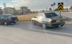 Bolvadin’de tır sürücüsü 3 araca çarpıp kaçtı