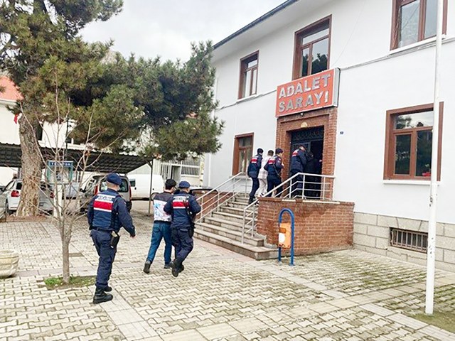 Eskişehir’de yolcu otobüsüyle mola verdikleri dinlenme tesisinde hırsızlık yaptıktan sonra