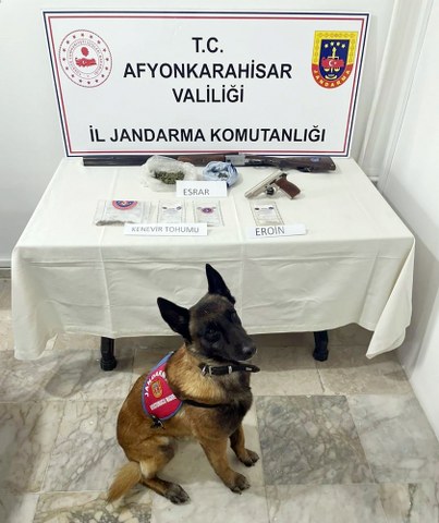Sinanpaşa’da jandarma tarafından gerçekleştirilen uyuşturucu operasyonunda biri 60 yaşındaki 2