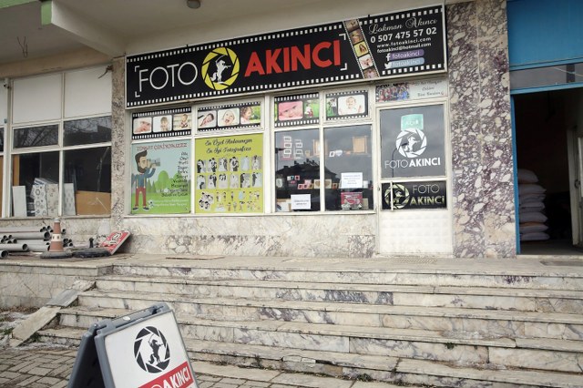 İhsaniye’de bir fotoğrafçı esnafı afet bölgesinden geçici süreliğine kente yerleştirilen