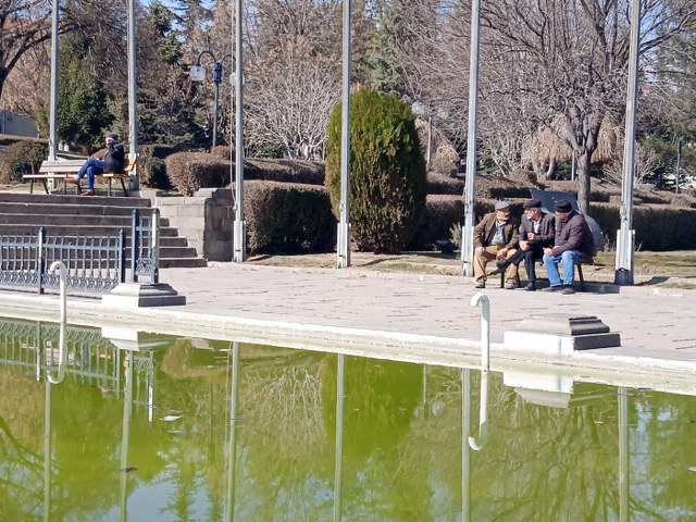 Halk sıcak havanın keyfini çıkardı Afyonkarahisar’da havaların ısınması ile vatandaşlar park ve bahçelere akın etti.