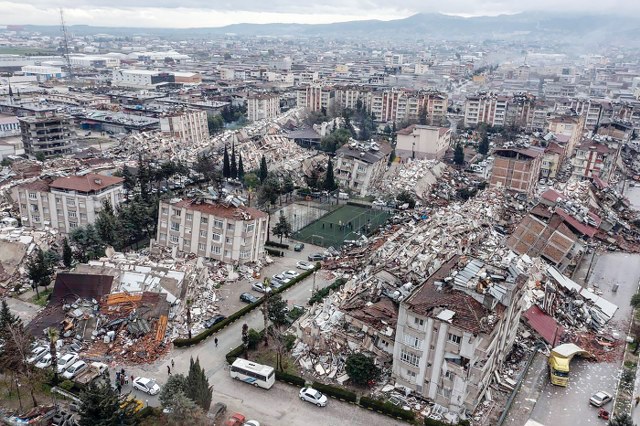 Depremde hayatını kaybeden vatandaşlarımıza, şehit düşen askerlerimize Allah’tan rahmet, yaralılara