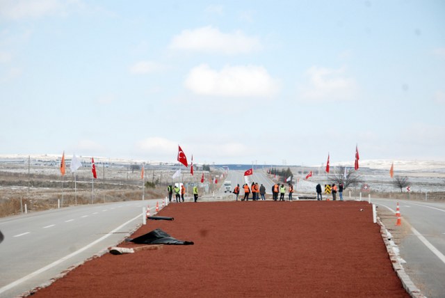 Uzun bir süredir Afyonkarahisar-Şuhut yolunda devam eden yol yapım çalışmaları