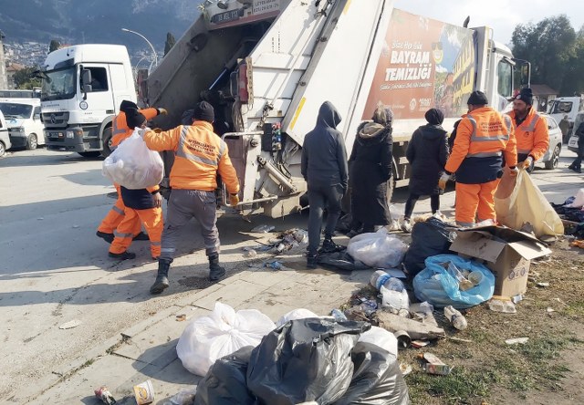 Afyonkarahisar Belediye ekiplerinin tüm birimlerde deprem bölgesinde farklı noktalarda çalışmalarına