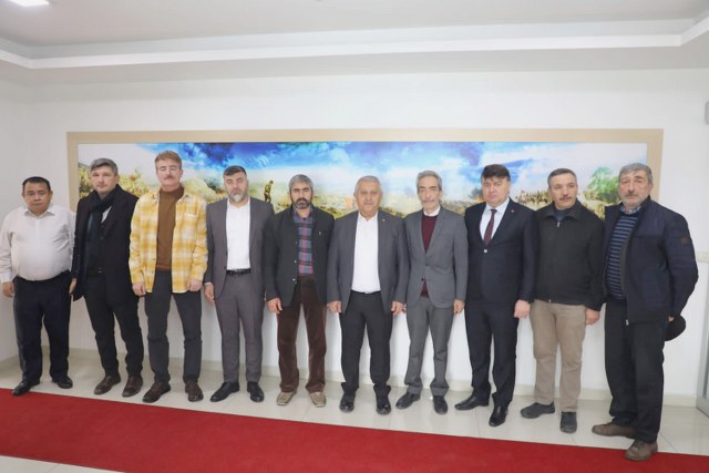 Zeybek oda başkanlarıyla yardım kampanyaları hakkında görüştü Dün sabah saat 4:17 saatlerinde 10 ilde gerçekleşen deprem hakkında
