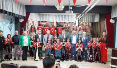 ‘Zaferin Kadınları’ tiyatro gösterisi, ilgiyle izlendi ‘Zaferin Kadınları’ tiyatro gösterisi, ilgiyle izlendi