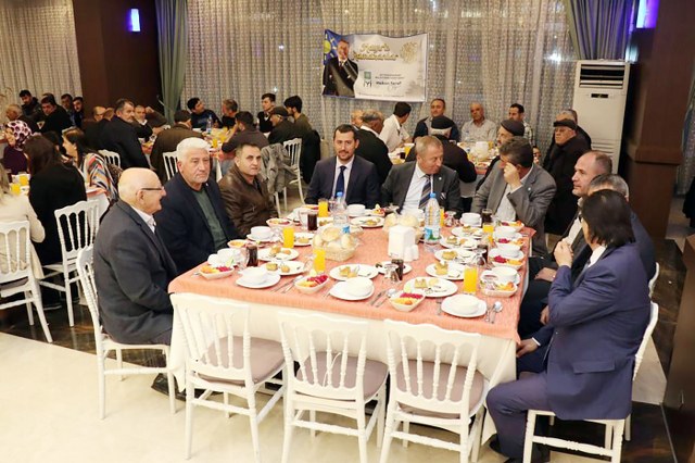 Bazı ilçelerdeki partililerle termal bir otelde düzenlenen iftarda bir araya