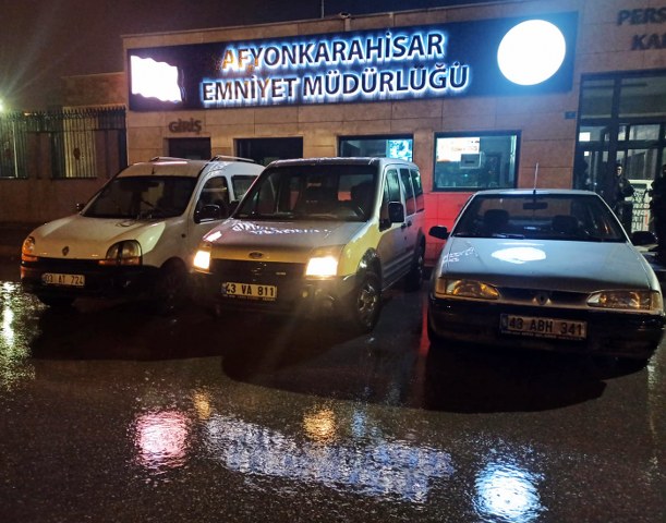 Üç aracı çalan şahıslar tutuklanarak cezaevine gönderildi Afyonkarahisar ve Kütahya’da 3 araç çalan şahıslar polisin düzenlediği başarılı