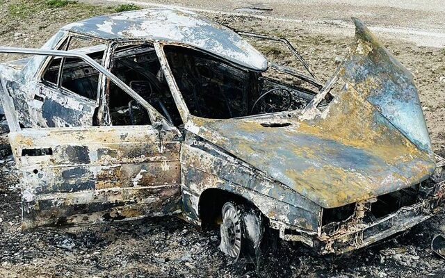 Yanan otomobilin sürücüsü son anda canını kurtardı