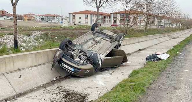 Afyonkarahisar’da kontrolden çıkarak karşı şeride uçup ardından refüje girip takla