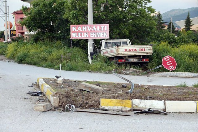 Çay’da trafik kazası:1 ölü, 4 yaralı Afyonkarahisar-Konya kara yolu Çay ilçesi çıkışında kamyonet ile otomobilin çarpıştığı