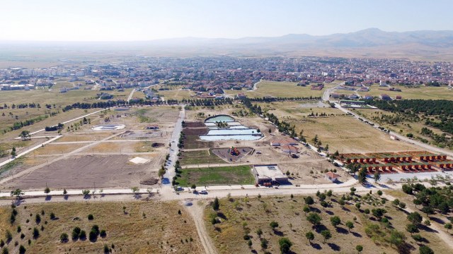 Emirdağ’da içerisinde spor sahalarının da olacağı millet bahçesi yapım çalışmaları