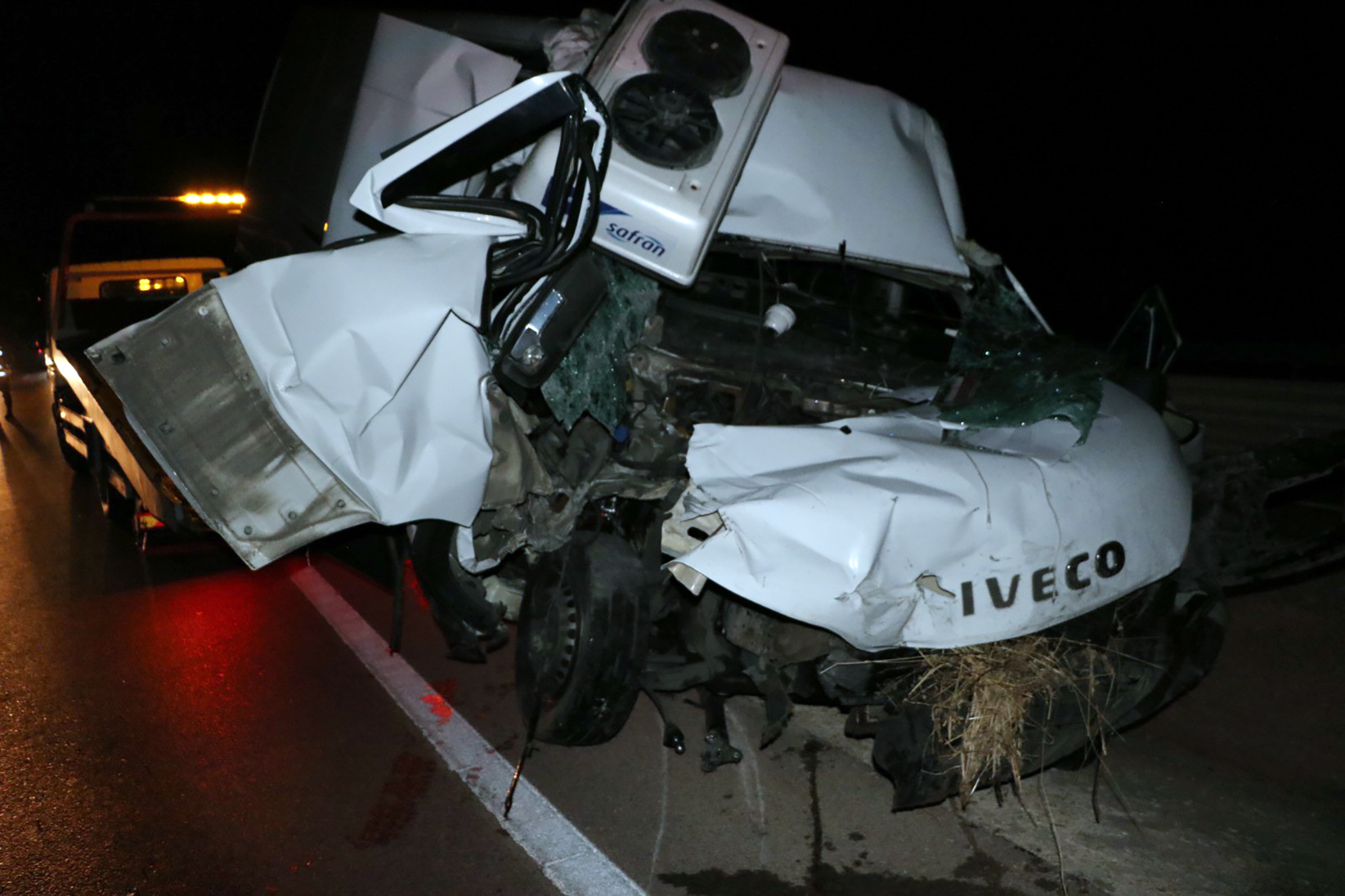 Kamyonet sürücüsü kazada ağır yaralandı