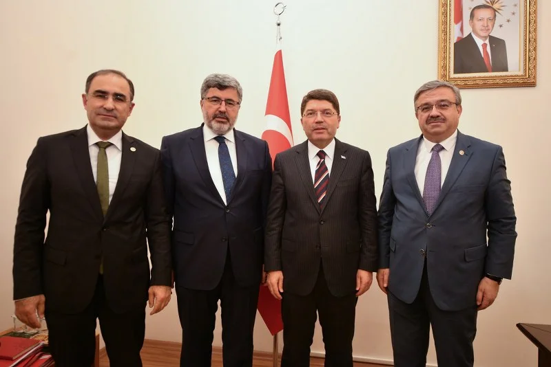 AK Partili vekillerden Bakan Tunç’a ziyaret AK Parti Afyonkarahisar Milletvekilleri Ali Özkaya, İbrahim Yurdunuseven ve Hasan
