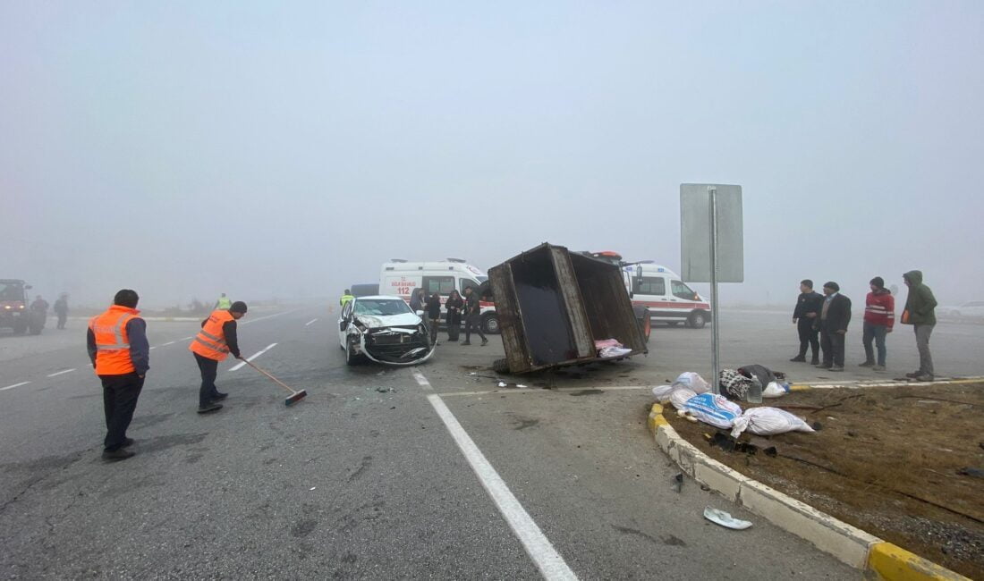 Afyonkarahisar'da otomobilin traktör römorkuna