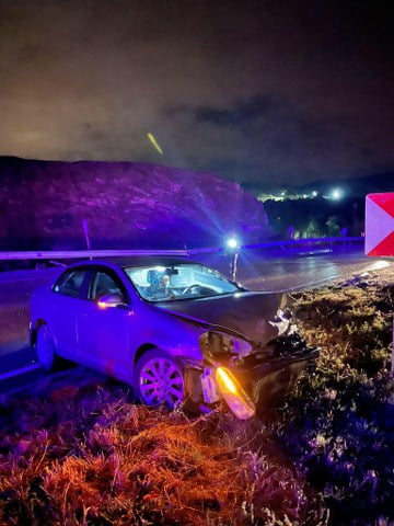 Hurdaya dönen araçtaki 5 kişi yaralandı Afyonkarahisar-Kütahya karayolunda kontrolden çıkarak bariyerlere çarpan otomobilde 3'ü çocuk 5