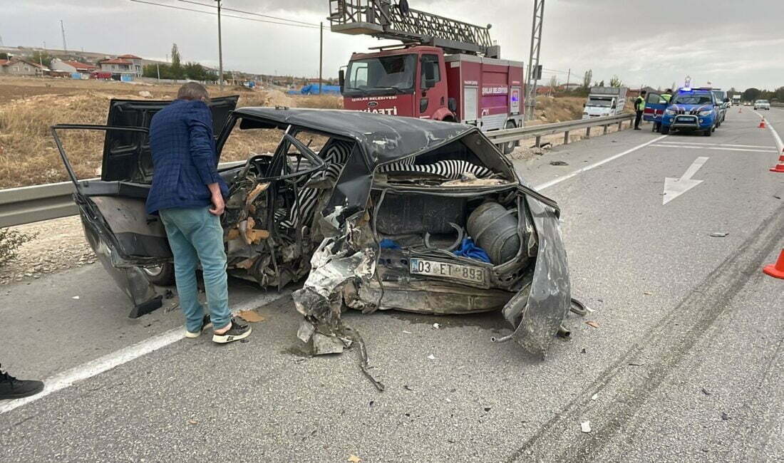 Afyonkarahisar'da iki otomobilin çarpıştığı