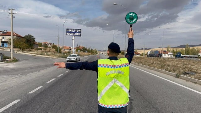 Jandarmadan trafik denetimi Bolvadin ilçesinde jandarma ekipleri tarafından araç sürücülerine yönelik trafik ve