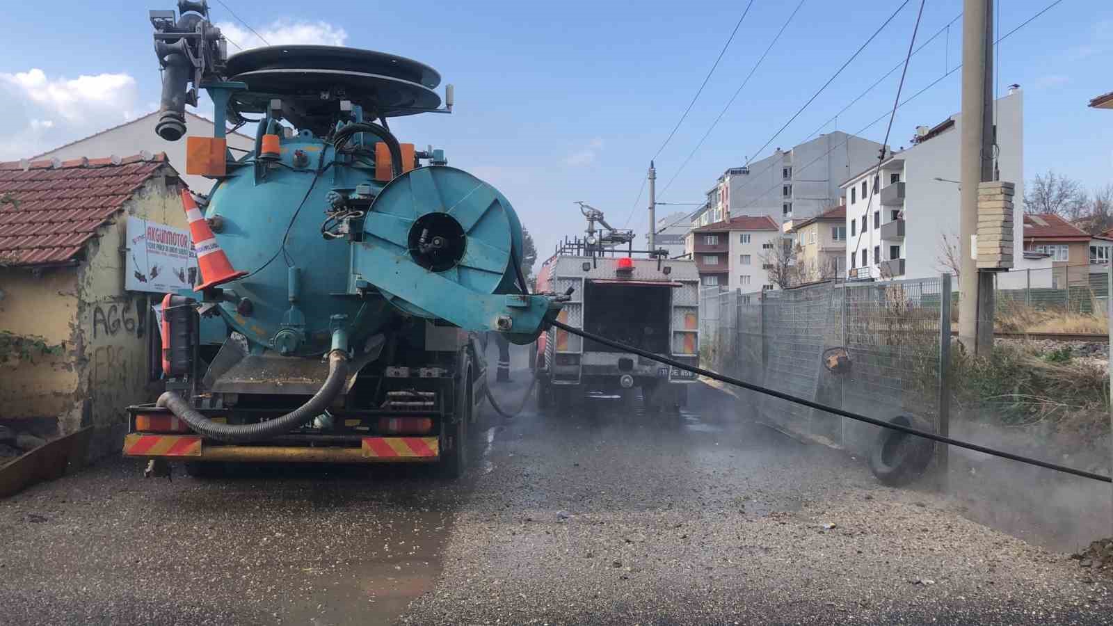 Bozüyük’te yağmur suyu hatlarında temizlik