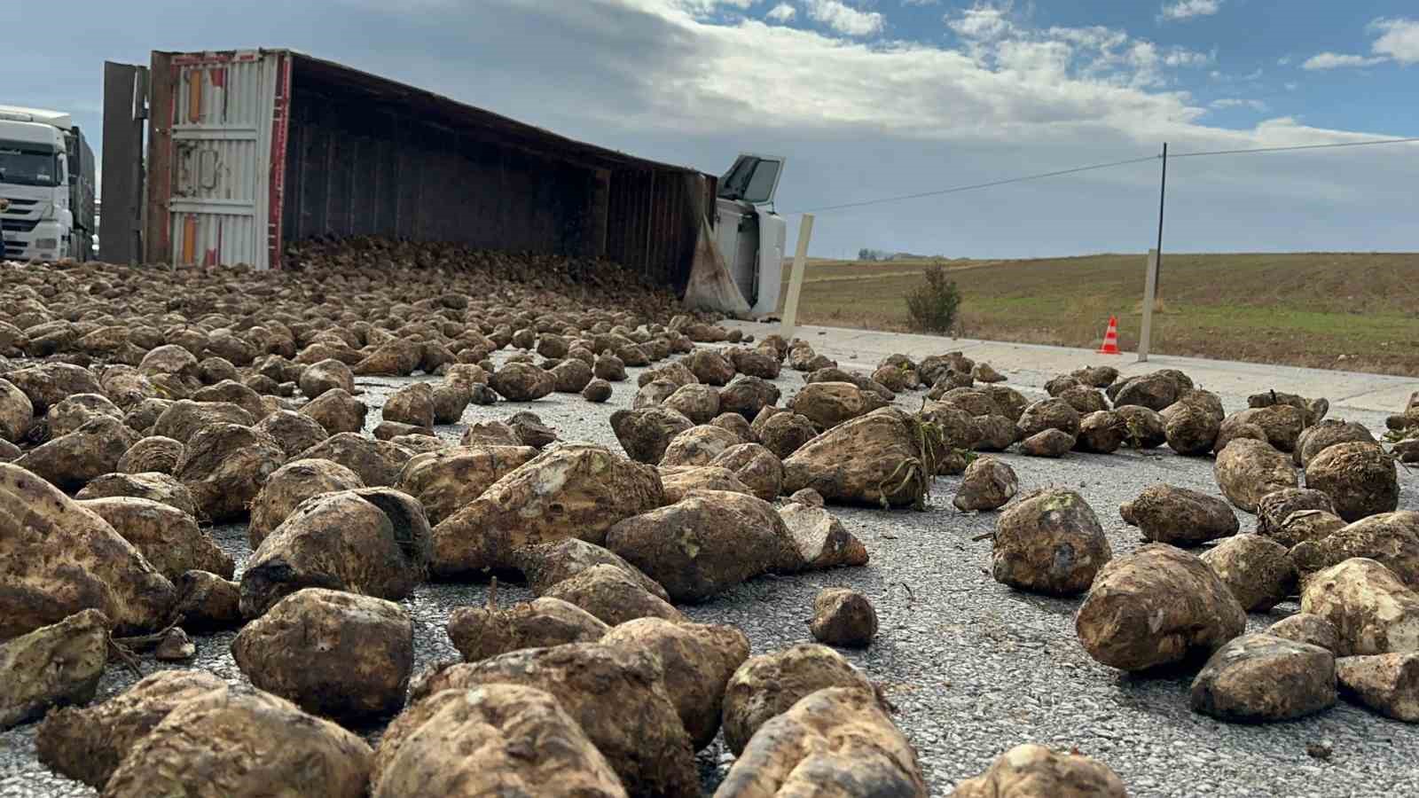 Devrilen tırın dorsesindeki 27 ton pancar yola dağıldı