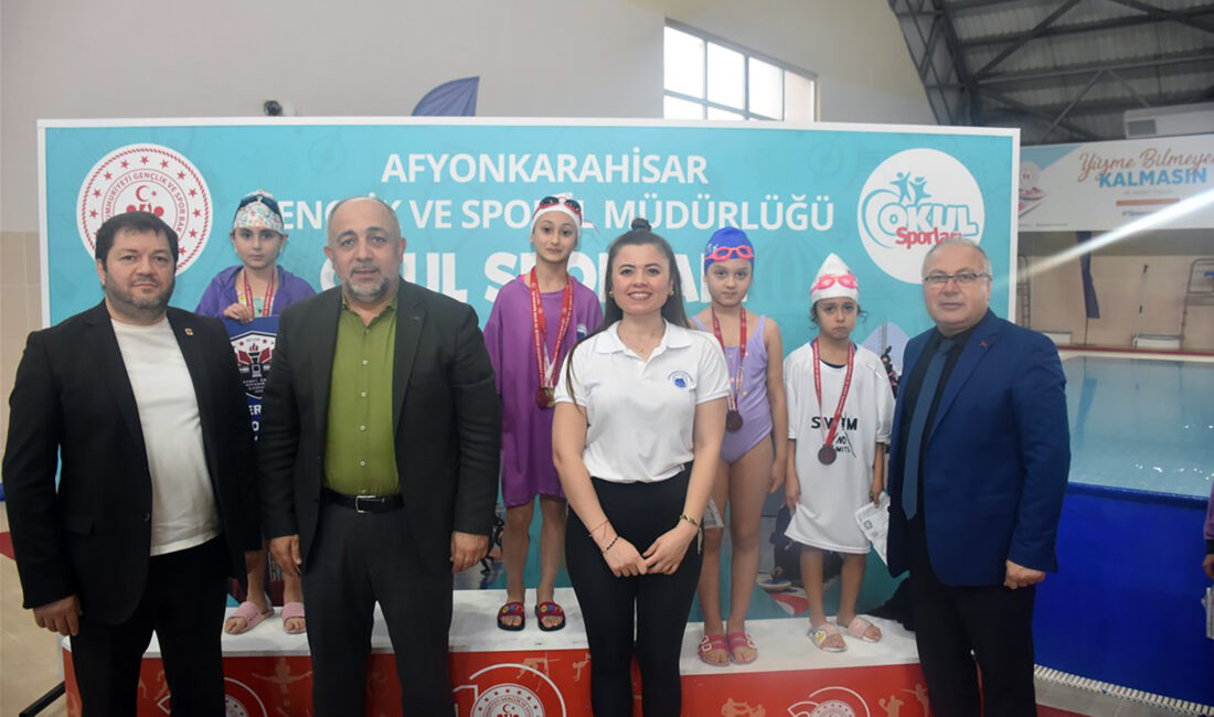 Afyonkarahisar Yarı Olimpik Yüzme Havuzunda düzenlenen Okul Sporları minikler ve