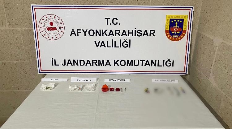BURSA’DAN AFYONKARAHİSAR’A UYUŞTURUCU MADDE GETİRİRKEN YAKALANDI