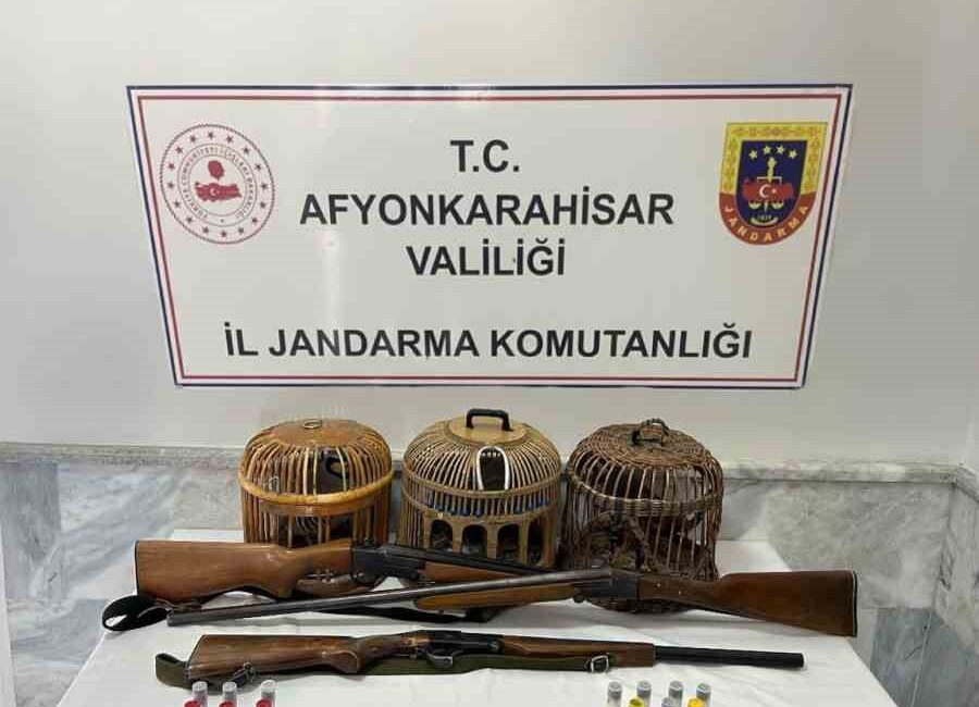 AFYONKARAHİSAR’DA 3 ŞAHIS KAÇAK OLARAK AVLADIKLARI KINALI KEKLİKLER İLE JANDARMAYA