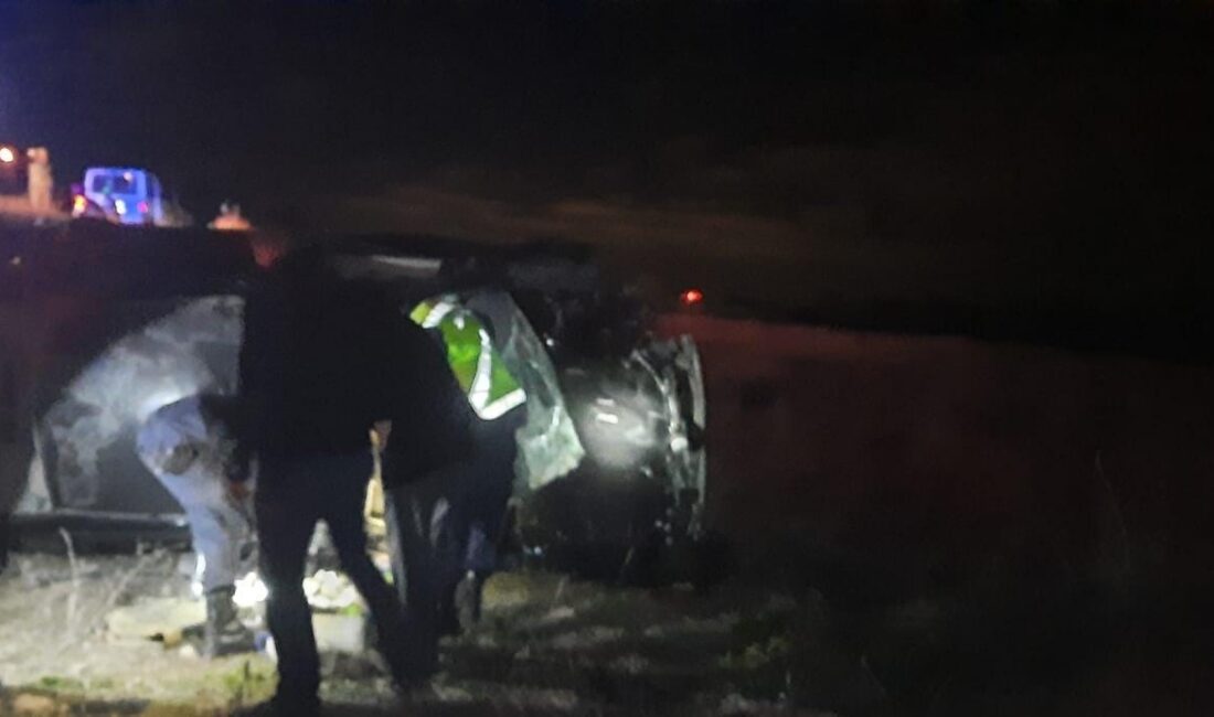 AFYONKARAHİSAR’DA KONTROLDEN ÇIKARAK ŞARAMPOLE DEVRİLEN ARAÇTA 5 KİŞİ YARALANDI.
