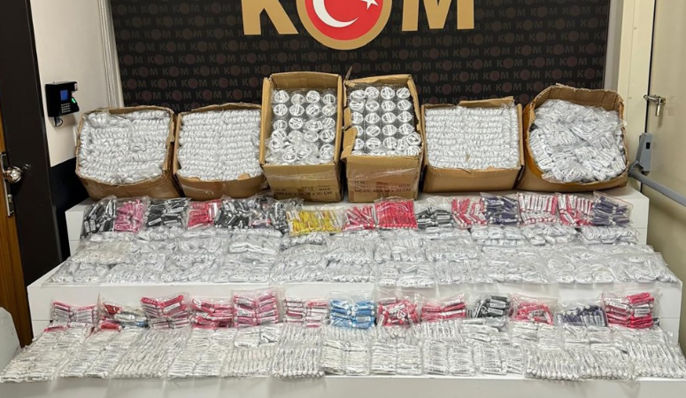 Durdurulan araçta kaçak elektronik cihaz ele geçirildi İl Emniyet Müdürlüğü Kaçakçılık ve Organize Suçlarla Mücadele Şube Müdürlüğü