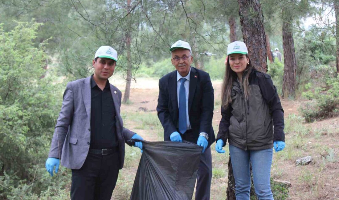 İLÇE PROTOKOLÜ VE ÖĞRENCİLER ORMANLIK ALANDAN ÇÖPLERİ TOPLUYOR