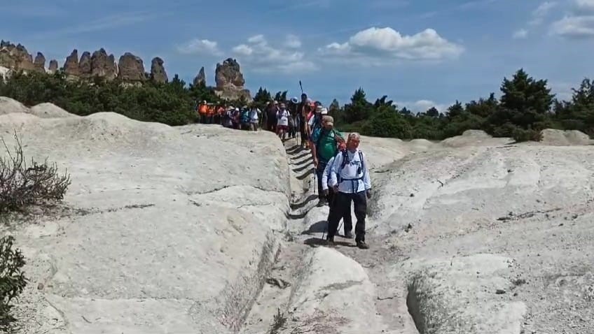AFYONKARAHİSAR’DA 115 DAĞCI, FRİG YOLLARI'NDA UNUTULMAZ BİR YÜRÜYÜŞ GERÇEKLEŞTİRDİ.