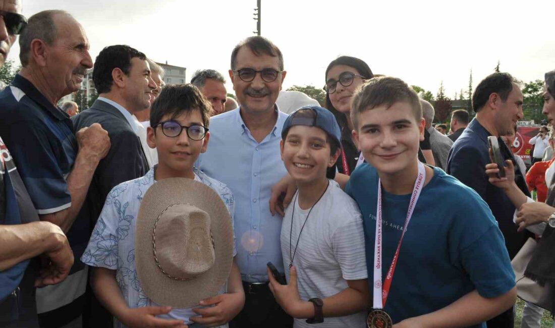 AK PARTİ ESKİŞEHİR MİLLETVEKİLİ FATİH DÖNMEZ, PROGRAM VESİLESİYLE ÇOCUKLARLA FOTOĞRAF