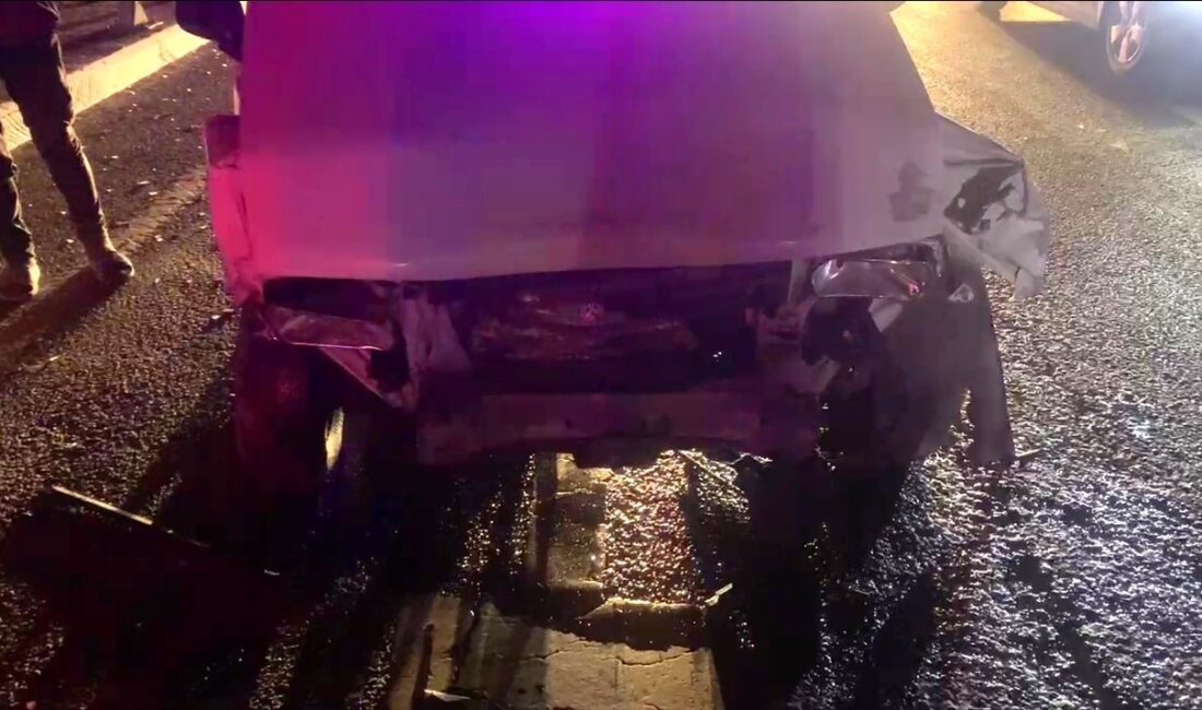 KÜTAHYA'DA MİNİBÜS İLE OTOMOBİLİN ÇARPIŞMASI SONUCU MEYDANA GELEN TRAFİK KAZASINDA
