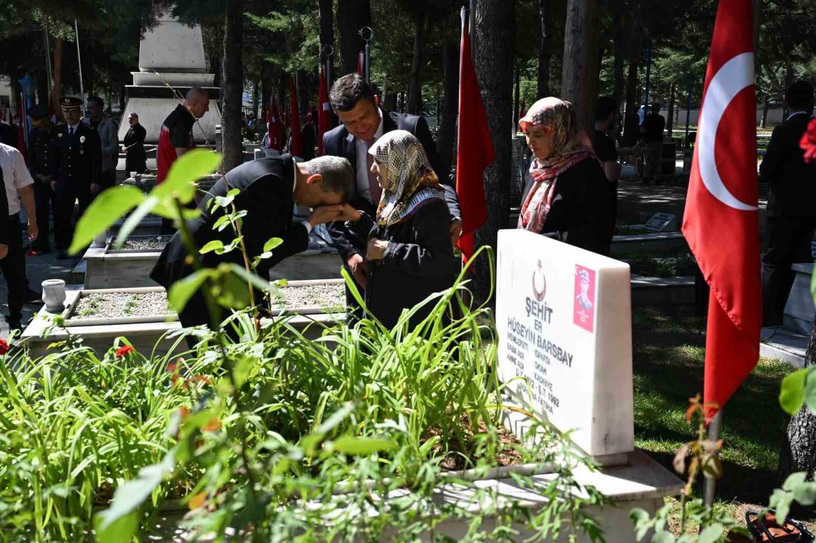 15 Temmuz Demokrasi̇ Ve Mi̇lli̇ Bi̇rli̇k Günü Etki̇nli̇kleri̇nde Şehi̇tler Anıldı