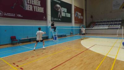 AFYONKARAHİSAR'DA TINAZTEPE SPOR SALONU, 15 TEMMUZ ŞEHİTLERİNİ ANMA BADMİNTON TURNUVASI'NA