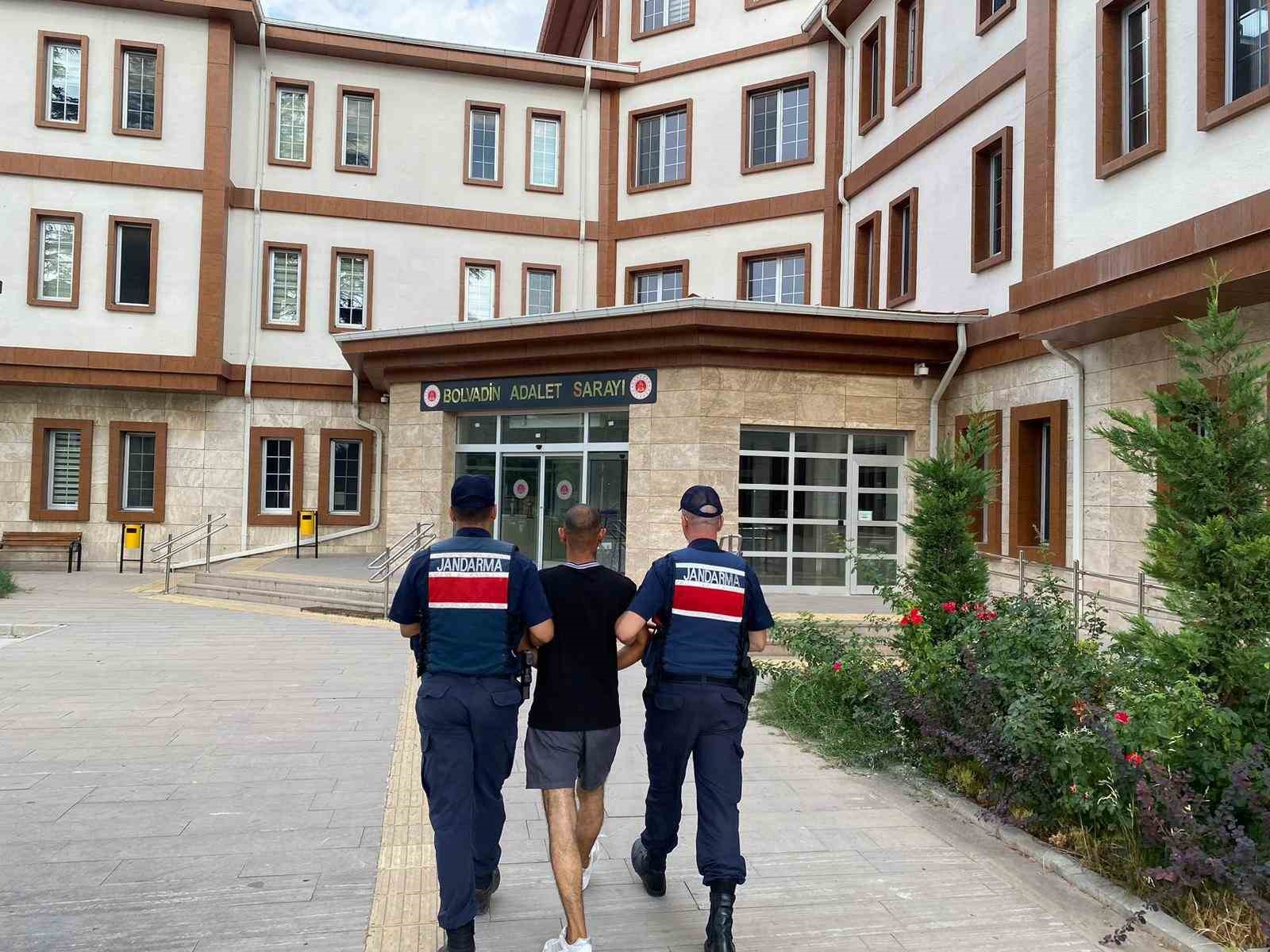 15 Yıl Hapi̇s Cezasıyla Aranan Şahıs Saklandığı Köy Evi̇nde Yakalandı