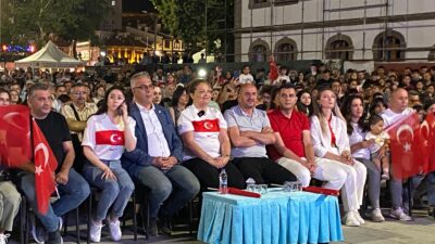 Türkiye-Avusturya karşılaşması Zafer Meydanı’nda dev ekranda izleniyor. 