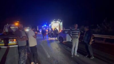 AFYONKARAHİSAR’DA 2 OTOMOBİL, KAMYONET VE BİR TIRIN KARIŞTIĞI TRAFİK KAZASINDA
