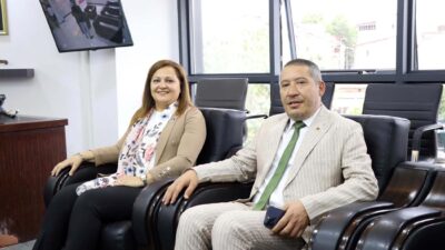 Afyonkarahisar Belediye Başkanı Burcu Köksal, Dinar Belediye Başkanı Veysel Topçu’ya