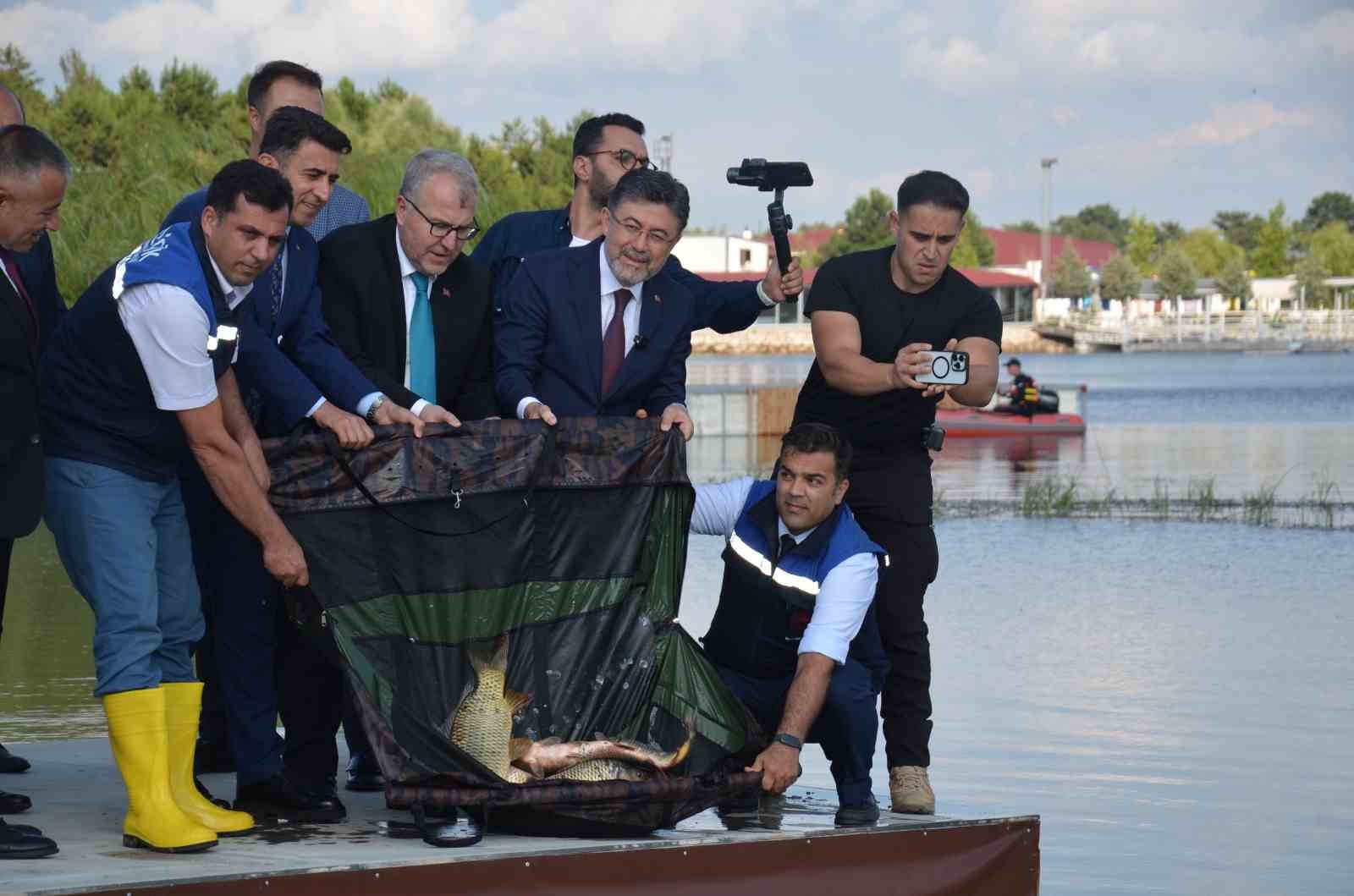 Bakan Yumaklı, Peli̇tözü Göleti̇ne 200 Adet Sazan Balığı Salımı Gerçekleşti̇rdi̇