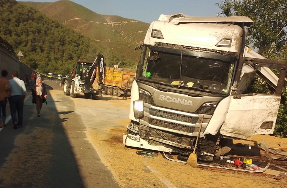 Bi̇leci̇kte Buğday Yüklü Tır 3 Metre Yüksekli̇kten Alt Yola Devri̇ldi̇